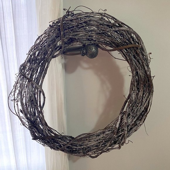 *NWT* Frosted Grapevine Wreath - Picture 1 of 3